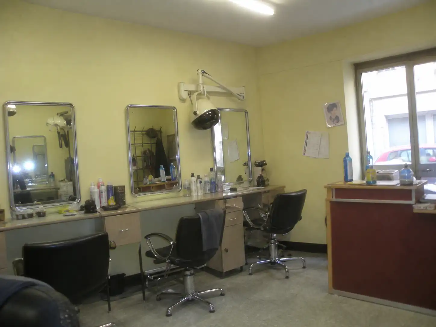 Vue intérieure du salon de coiffure Atelier Nova - fauteuils, miroirs et espace de travail